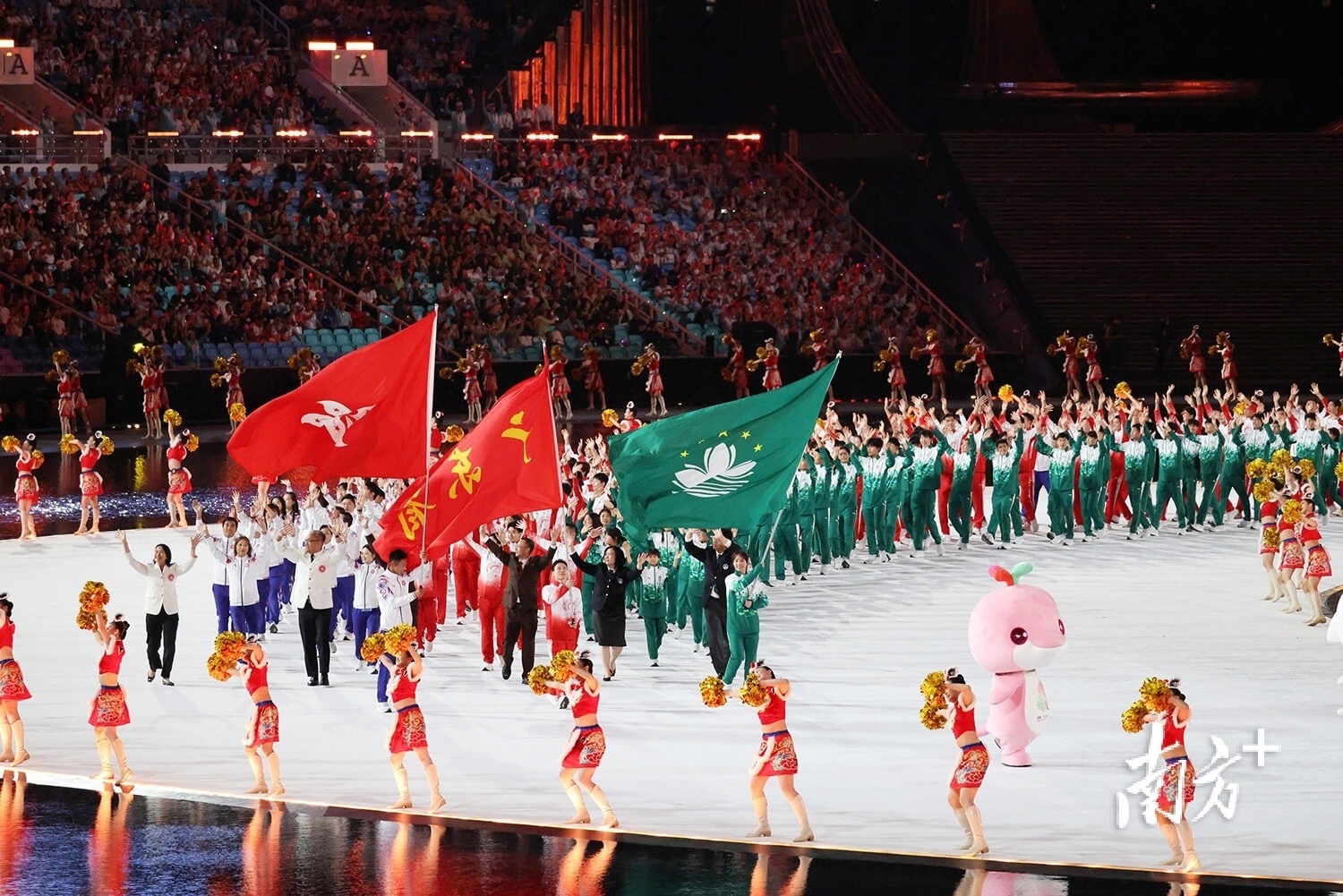 前锋远射破门，全场欢呼