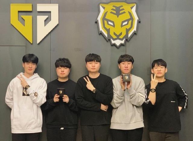 斯还是约基 斯还是约基